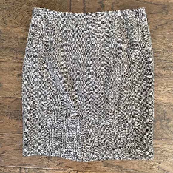 Ann Taylor Herringbone Tweed Pencil Skirt (size 6) - Picture 3 of 4